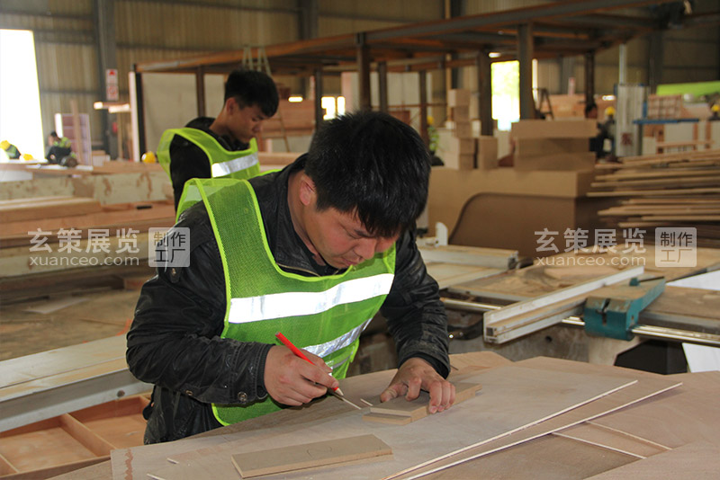 樱花AV一区二区展覽工廠木工工人